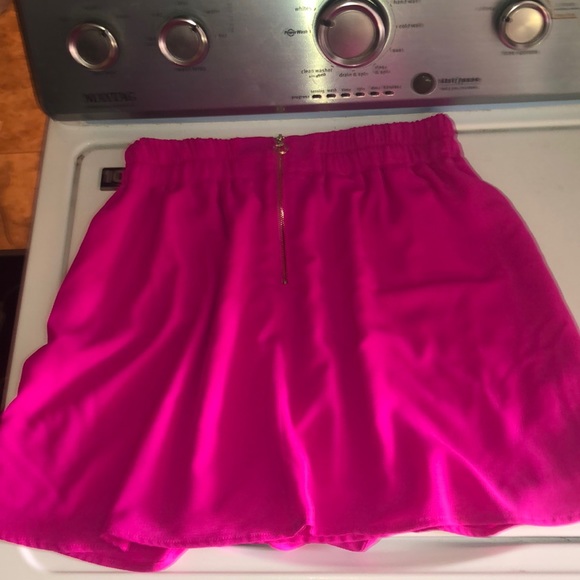A bright pink skirt - Picture 1 of 3